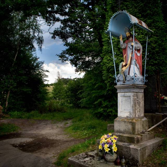 Ruiny po starym kościele / Kapliczka św. Stanisława w Jaworniku