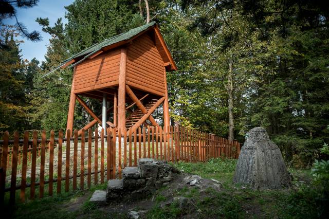 Drewniana altana obserwacyjna na górze Lubomir koło obserwatorium na Lubomirze