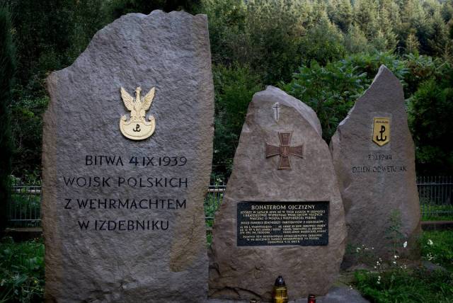 Obelisk - pomnik AK obok Leśniczówki na Gościbi w Harbutowicach